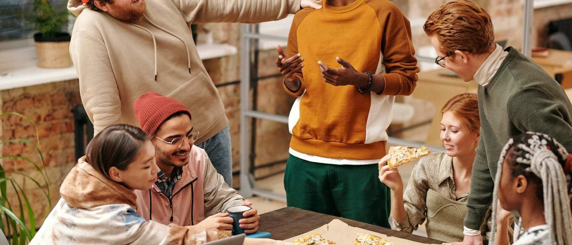 Groupe de personnes qui s'amusent pendant la Semaine de la QVT