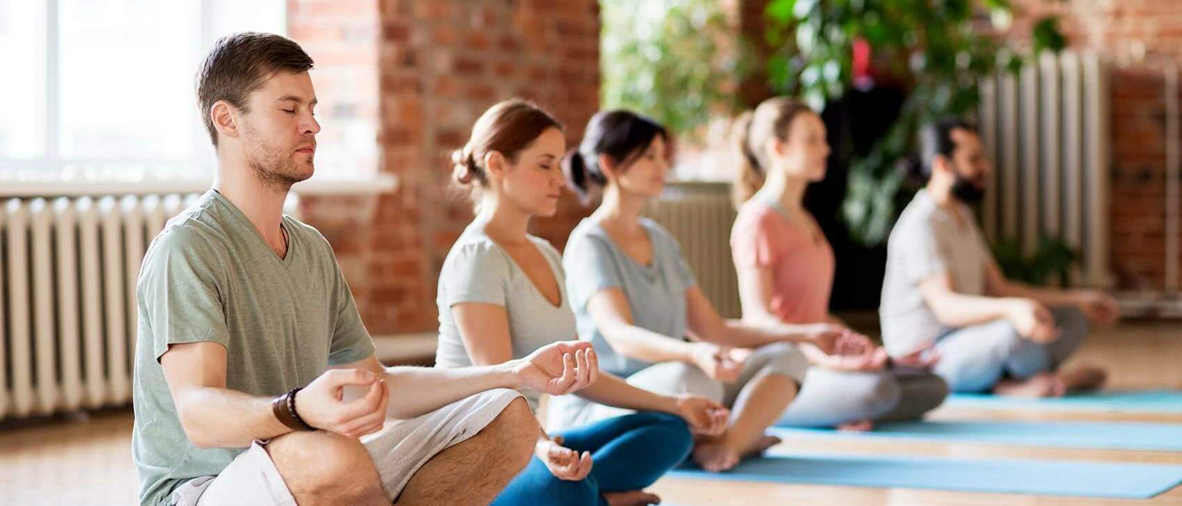 Groupe de personnes faisant une séance dans le cadre d'un programme de sport en entreprise